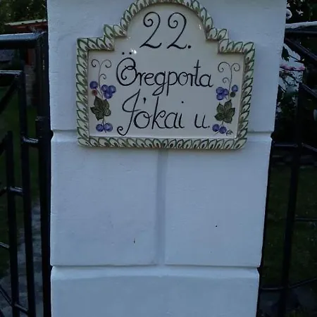 Oeregporta Vendeghaz 公寓 *