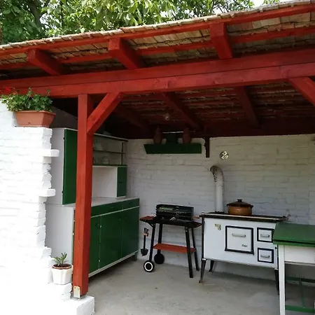 Oeregporta Vendeghaz 公寓