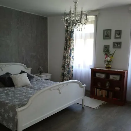 Oeregporta Vendeghaz 公寓